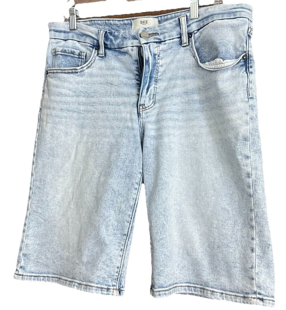 BKE Payton Denim Bermuda Shorts Women 32 Light Wash Stretch Buckle EUC